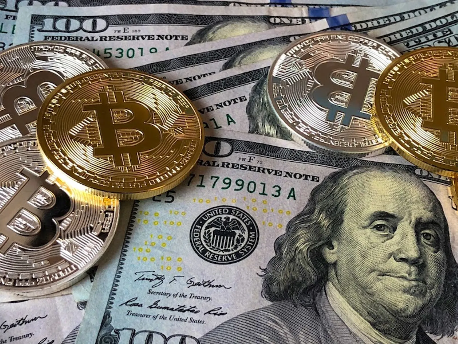 traditional currency and cryptocurrency
