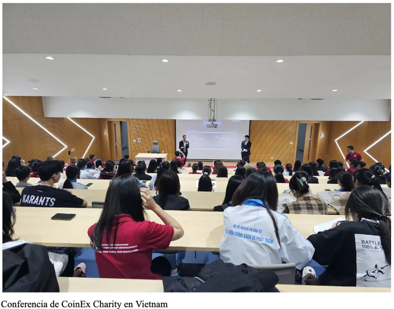 CoinEx Charity promueve el acceso equitativo a la educación con una conferencia benéfica en la Universidad APD de Vietnam