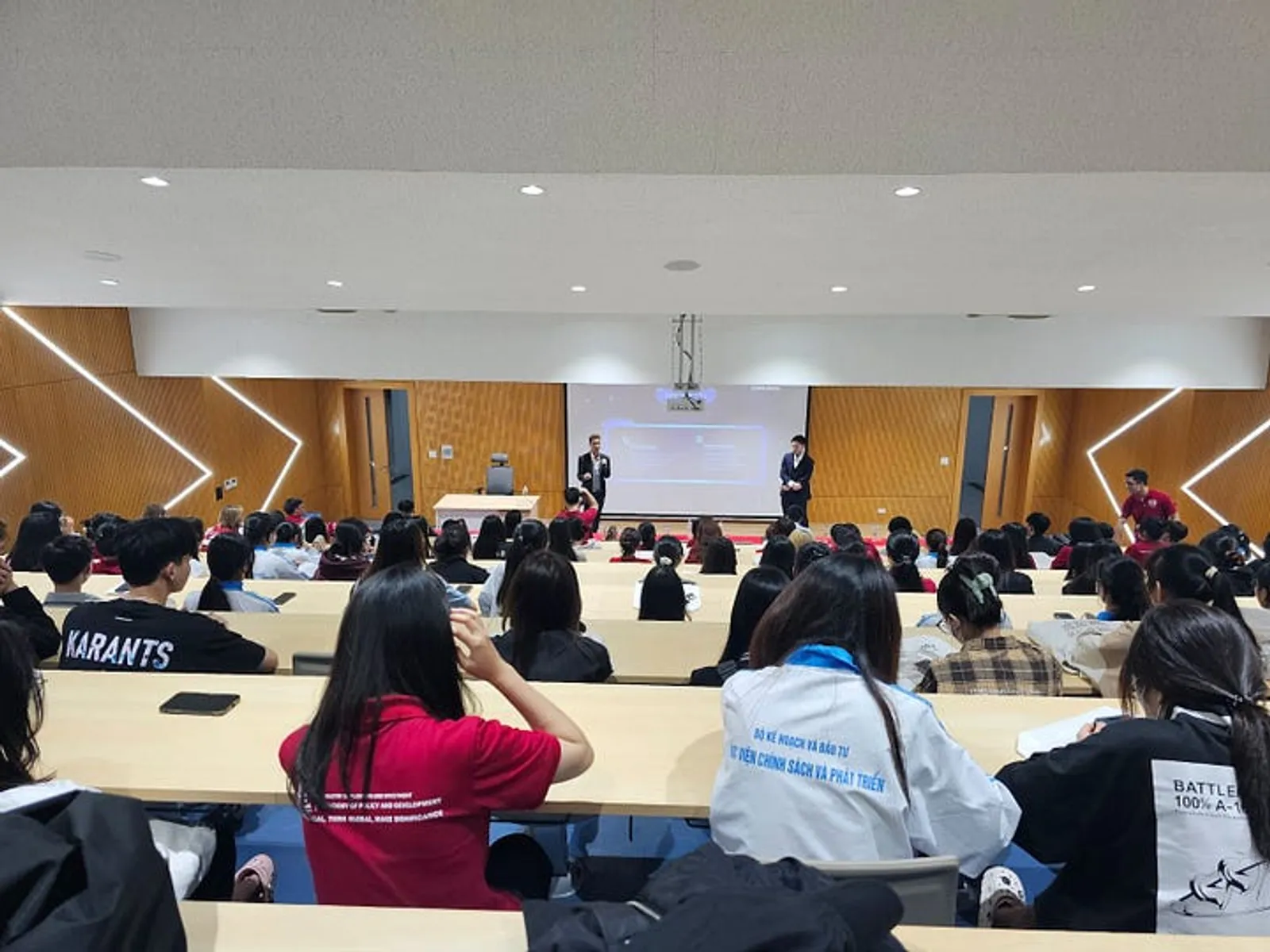 CoinEx Charity thúc đẩy việc tiếp cận giáo dục bình đẳng thông qua buổi giảng từ thiện tại Đại học APD ở Việt Nam.