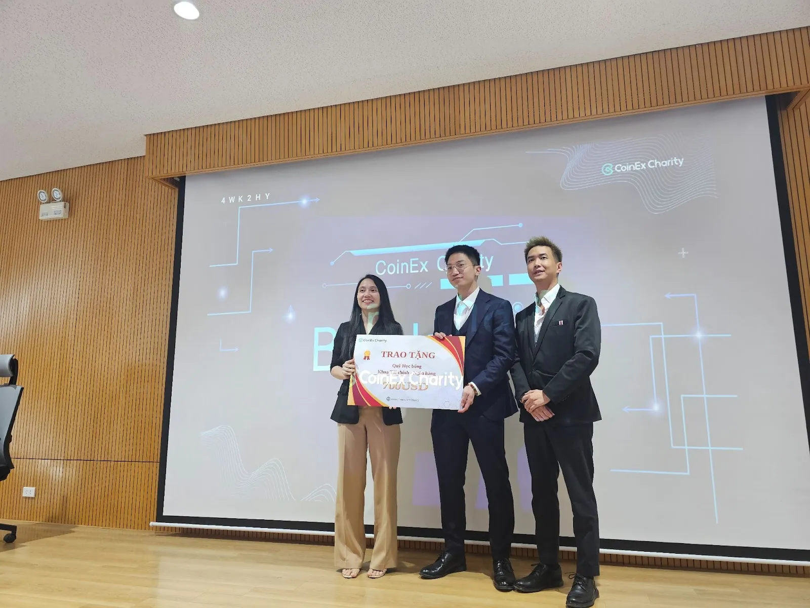 CoinEx Charity thúc đẩy việc tiếp cận giáo dục bình đẳng thông qua buổi giảng từ thiện tại Đại học APD ở Việt Nam. - image 2