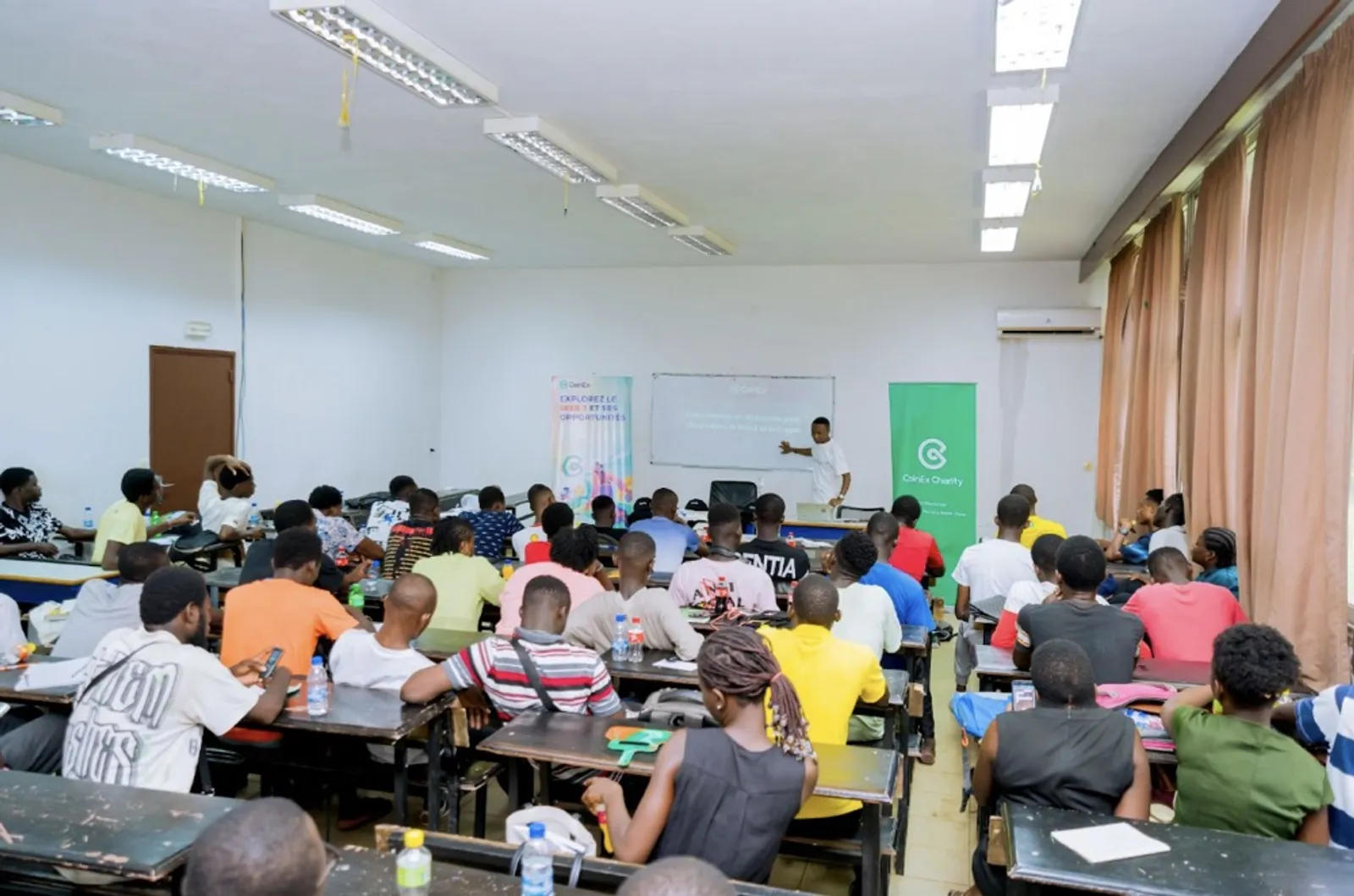 CoinEx charity empodera a Côte d'Ivoire: Pioneros en la educación sobre blockchain