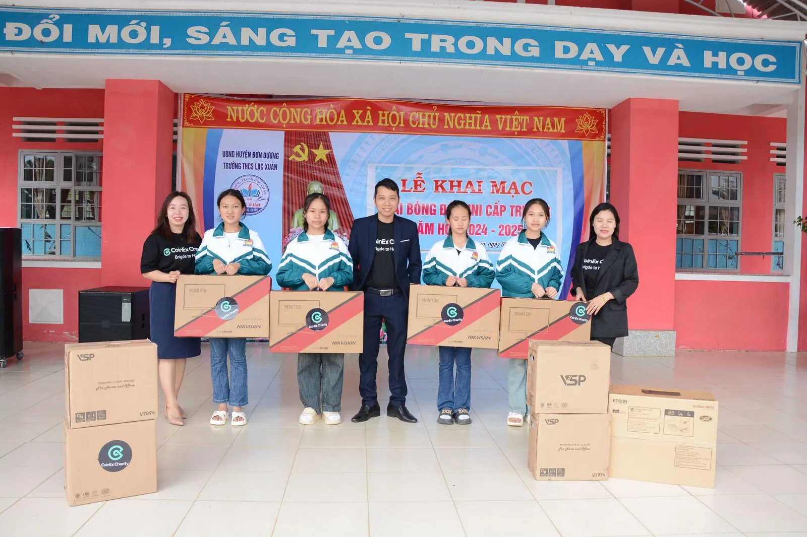 CoinEx Charity ayuda en secundaria en Vietnam